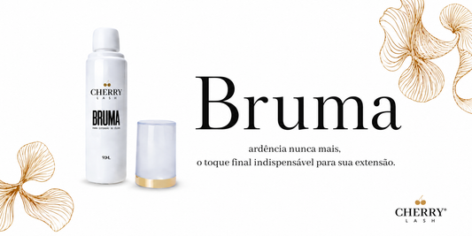 Banner da Cherry Lash exibindo bruma para extensão de cílios em frasco branco de 90 ml, com tampa ao lado, fundo claro e detalhes florais dourados; texto destaca “Bruma” e a frase “ardência nunca mais, o toque final indispensável para sua extensão”