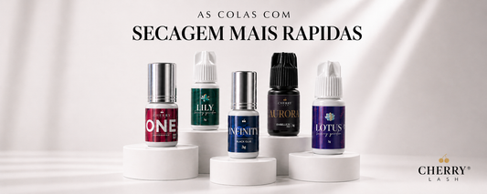 Banner da Cherry Lash com colas de secagem rápida expostas sobre pedestais brancos em fundo clean e sofisticado.