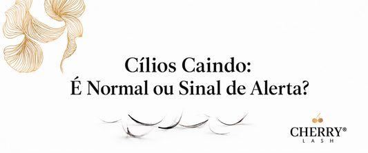 Banner sofisticado da Cherry Lash com fundo branco minimalista, detalhes florais dourados no canto superior esquerdo, cílios espalhados na parte inferior e a frase “Cílios Caindo: É Normal ou Sinal de Alerta?” em destaque central.