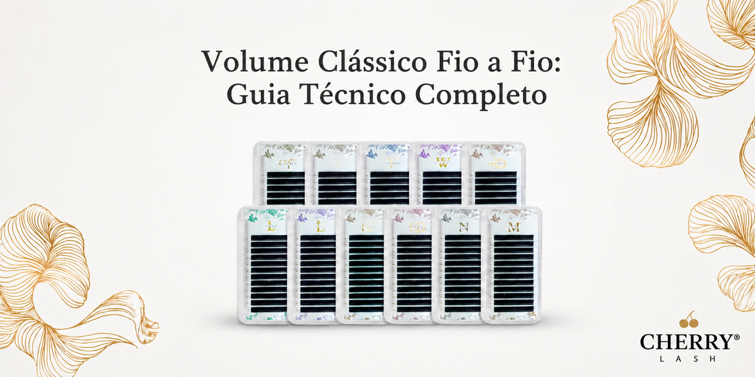 Banner Cherry Lash com o título “Volume Clássico Fio a Fio: Guia Técnico Completo” e bandejas de cílios para extensão sobre fundo claro com detalhes florais dourados.