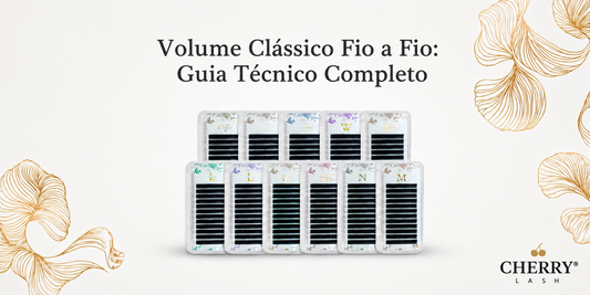 Banner Cherry Lash com o título “Volume Clássico Fio a Fio: Guia Técnico Completo” e bandejas de cílios para extensão sobre fundo claro com detalhes florais dourados.