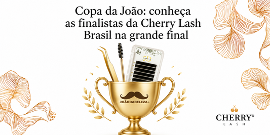 Banner da Copa da João apresenta as finalistas da Cherry Lash Brasil na grande final, com troféu dourado da João da Beleza e produtos para extensão de cílios.