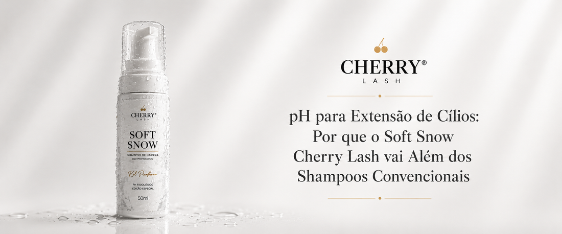 Banner premium da Cherry Lash com o shampoo Soft Snow molhado em destaque sobre fundo branco acinzentado e texto elegante sobre pH para extensão de cílios.