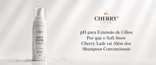 Banner premium da Cherry Lash com o shampoo Soft Snow molhado em destaque sobre fundo branco acinzentado e texto elegante sobre pH para extensão de cílios.