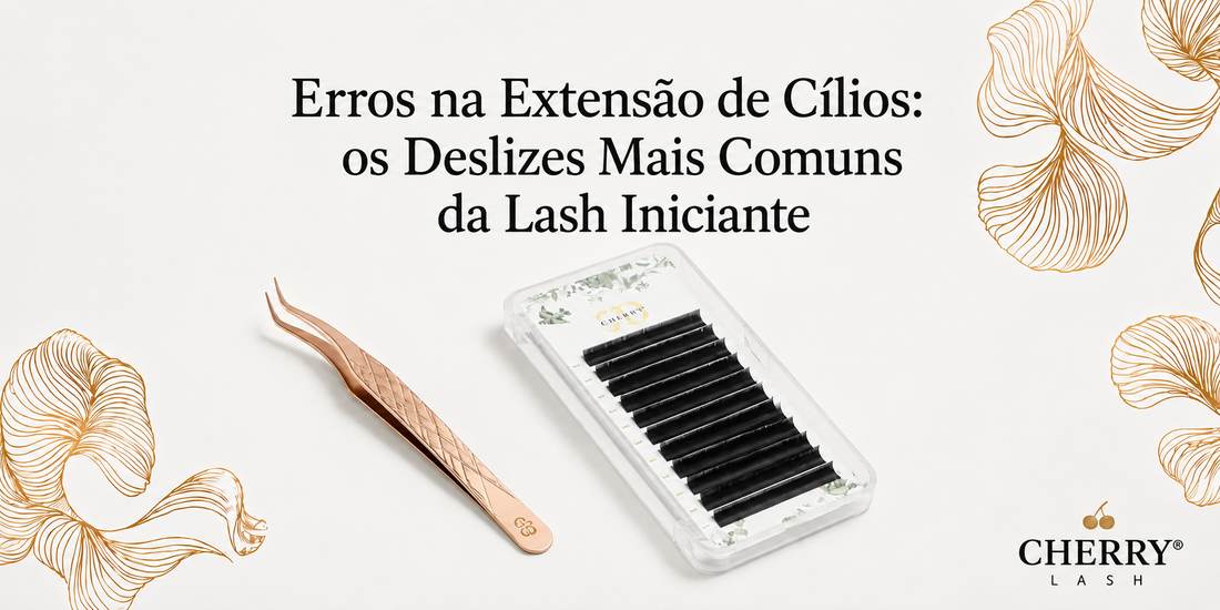 Banner da Cherry Lash com o título “Erros na Extensão de Cílios: os Deslizes Mais Comuns da Lash Iniciante”, acompanhado de uma pinça rose gold e uma caixa de cílios sobre fundo claro com detalhes florais dourados.