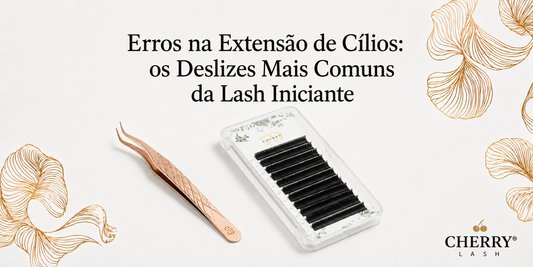 Banner da Cherry Lash com o título “Erros na Extensão de Cílios: os Deslizes Mais Comuns da Lash Iniciante”, acompanhado de uma pinça rose gold e uma caixa de cílios sobre fundo claro com detalhes florais dourados.