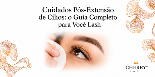 Banner sobre cuidados pós-extensão de cílios com modelo limpando os cílios e guia completo para lash designers e clientes da Cherry Lash.