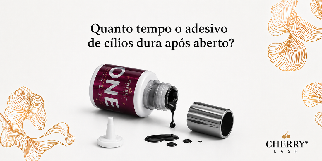 Adesivo de cílios Cherry Lash One aberto com cola visível, ilustrando a durabilidade do adesivo para extensão de cílios após aberto, em banner informativo profissional.