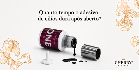 Adesivo de cílios Cherry Lash One aberto com cola visível, ilustrando a durabilidade do adesivo para extensão de cílios após aberto, em banner informativo profissional.