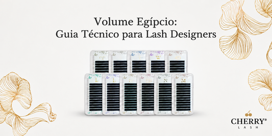 Banner da Cherry Lash com o título “Volume Egípcio: Guia Técnico para Lash Designers”, caixas de cílios para extensão ao centro, elementos florais dourados nas laterais e logo Cherry Lash no canto inferior direito.