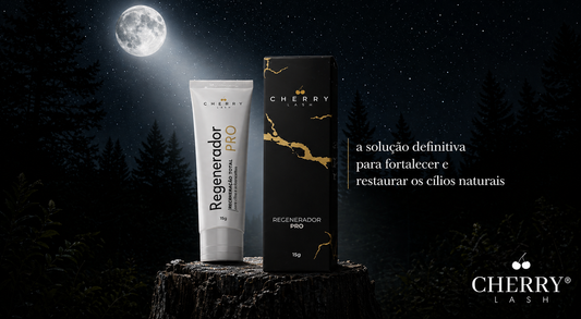 Regenerador PRO Cherry Lash para fortalecimento de cílios naturais em embalagem de 15g, com caixa preta ao lado, sobre tronco de madeira em cenário noturno com lua cheia ao fundo.
