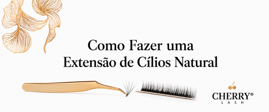 Banner da Cherry Lash com o título “Como Fazer uma Extensão de Cílios Natural”, pinça profissional e fios de extensão sobre fundo branco elegante.